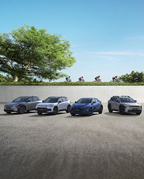 A város hátterében négy Toyota áll: Camry, Prius, Corolla és PROACE Max.