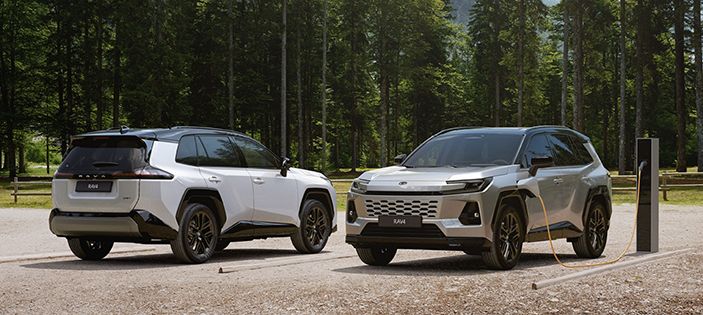 A kereskedés előtt parkoló Toyota modellek sora.
