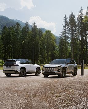 A kereskedés előtt parkoló Toyota modellek sora.