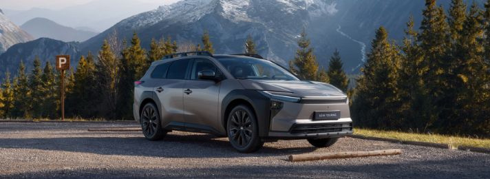 Toyota bZ4X Touring na leśnym parkingu