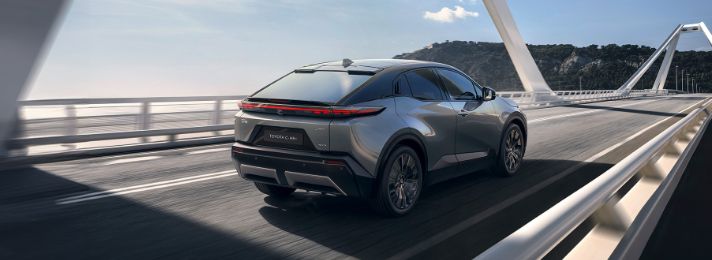 Toyota C-HR+ na moście