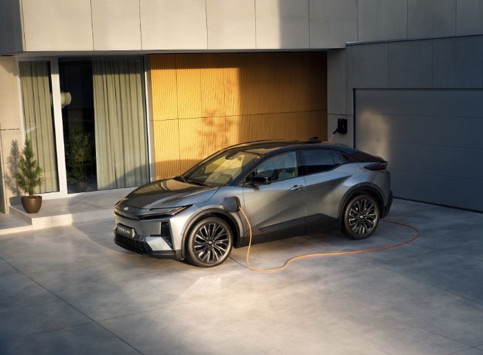 Toyota C-HR Plug-in Hybrid podłączona do ładowania przy domowej stacji ładowania