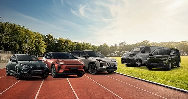 Vozy Toyota na atletickém stadionu
