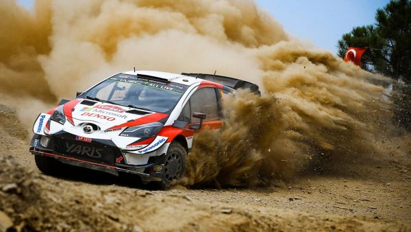 Toprak kaldıran Toyota Gazoo Racing aracı