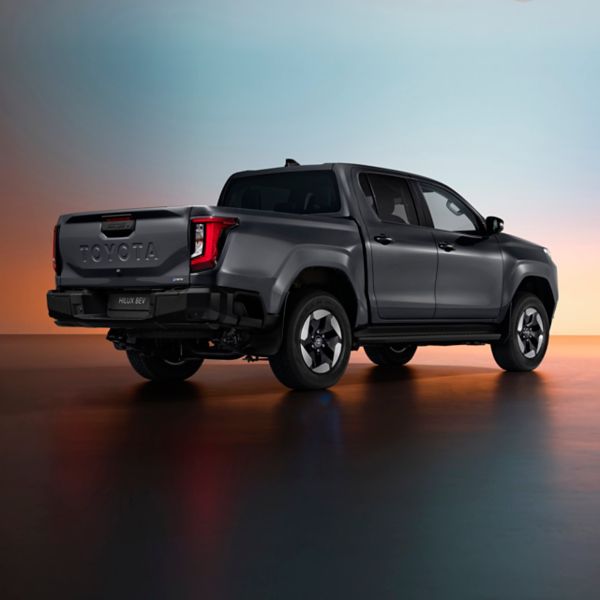 TOYOTA Hilux BEV 2026 driekwart achter