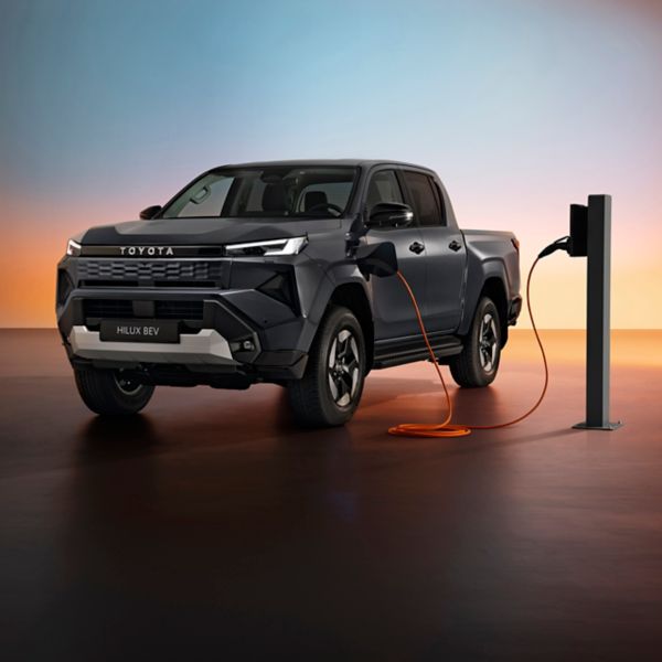 TOYOTA Hilux BEV 2026 schuin voor laadpaal