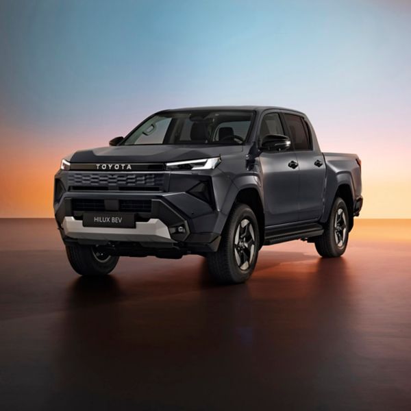 TOYOTA Hilux BEV 2026 schuin voor