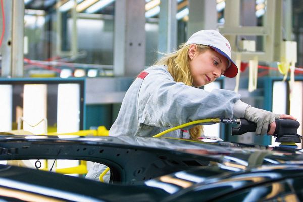 Femme polissant la carrosserie 