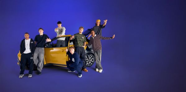 Die Band versammelte sich um Aygo X.