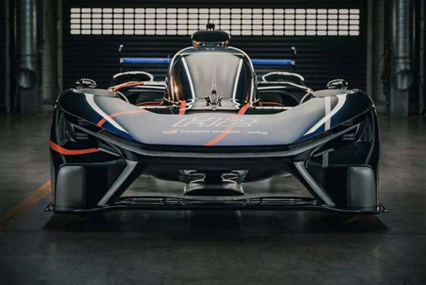 Fronansicht des GR H2 Racing Concept, die die schmale Fahrerkabine, die vielen Lufteinlässe und die aerodynamische Form zeigt