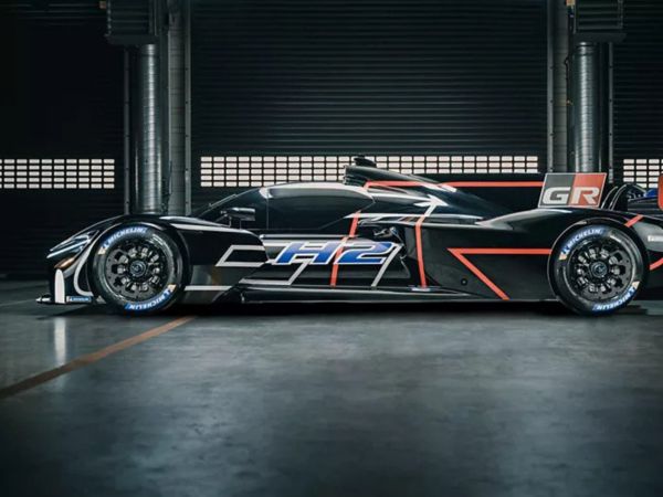 Seitenansicht auf den GR H2 Racing Concept, auf den man den langen Radstand, die aerodynamische Form und die Folierung erkennen kann