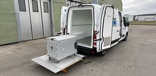 Toyota Proace MAX užitkový vůz s otevřenými zadními dveřmi a prázdným nákladovým prostorem.