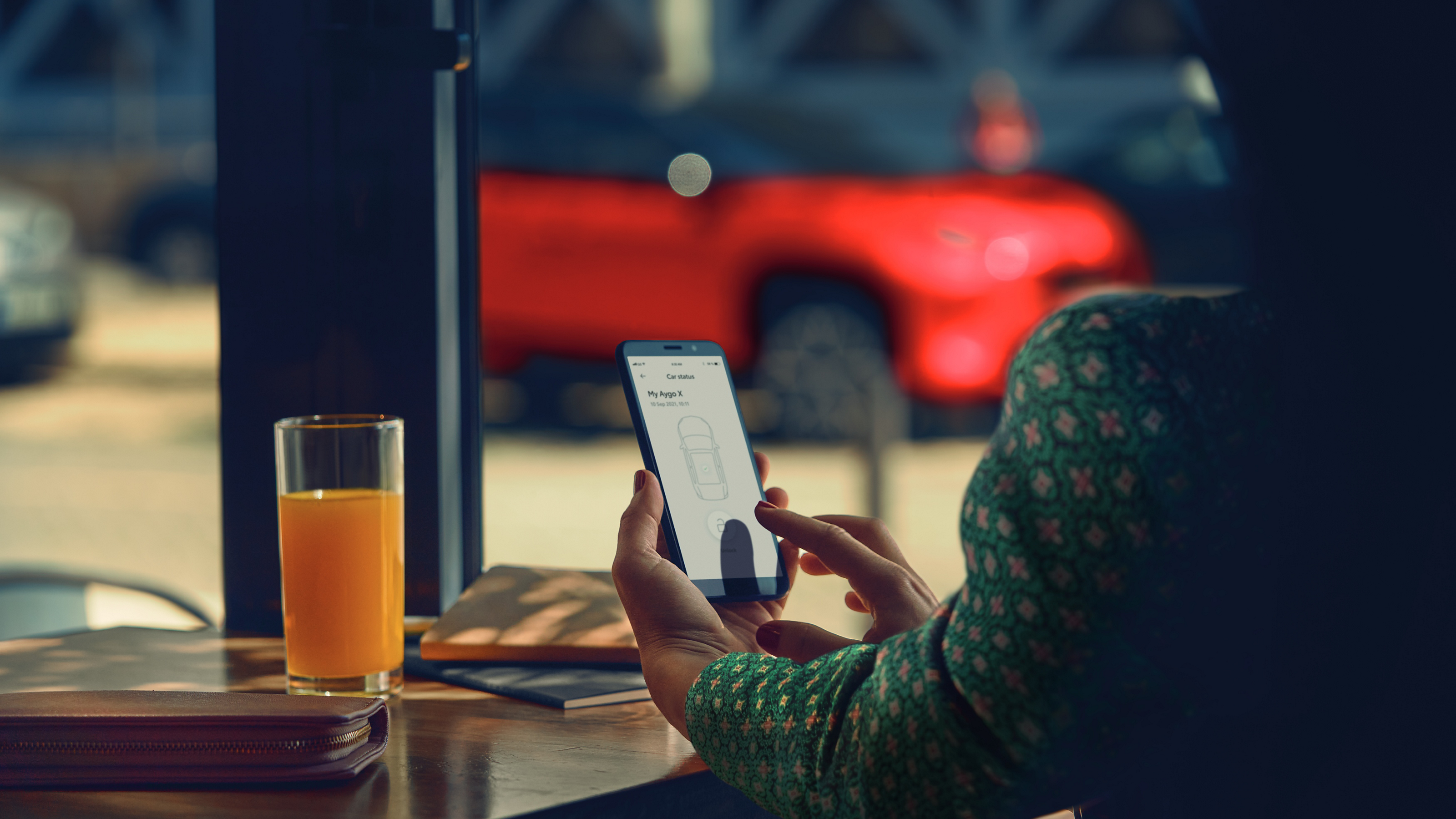 жена в кафене е отворила приложението MyToyota app