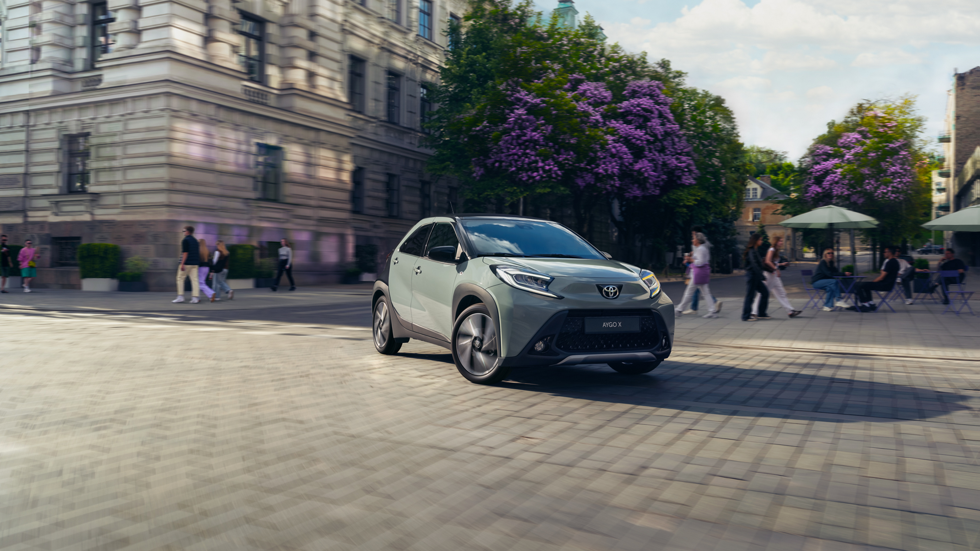 Aygo X na miejskim skwerze