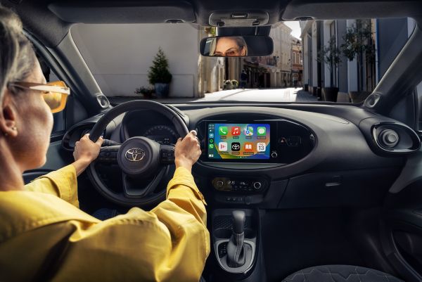 Nainen ajaa Aygo X -mallia