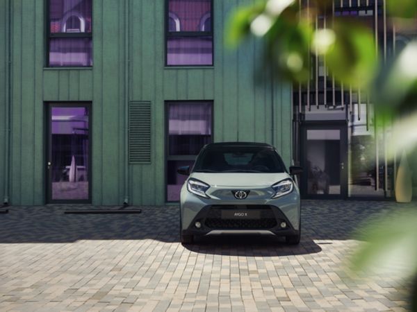 Een zilvere Aygo rijdt door een bocht