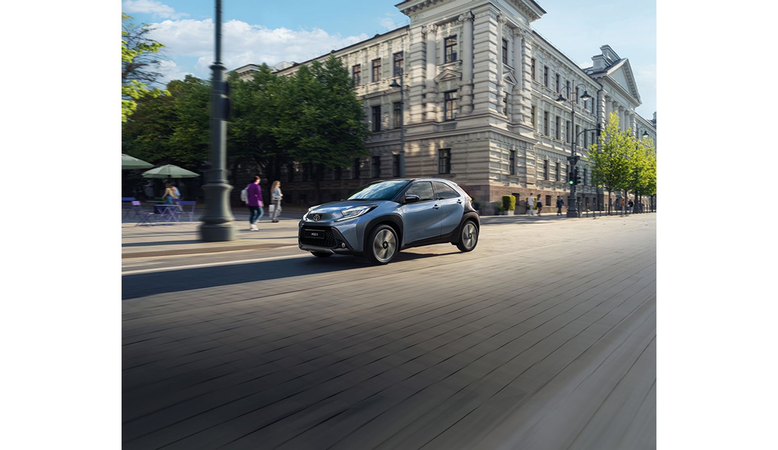 Aygo X jeździ po ulicach miasta