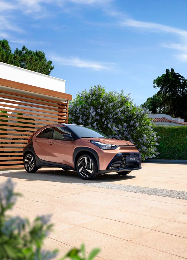 Toyota Aygo X op een zonnige oprit