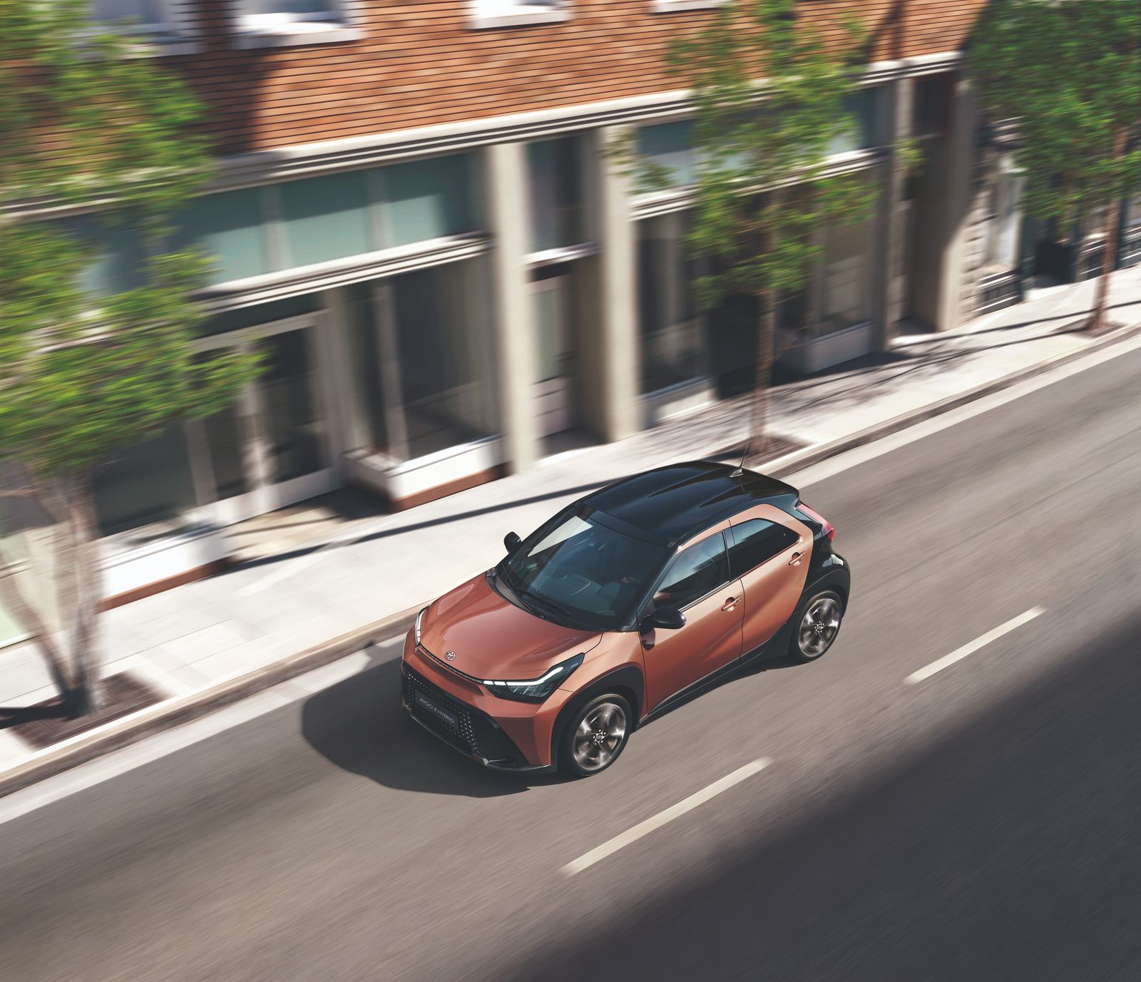 טויוטה אייגו X נוסע בכביש מהיר