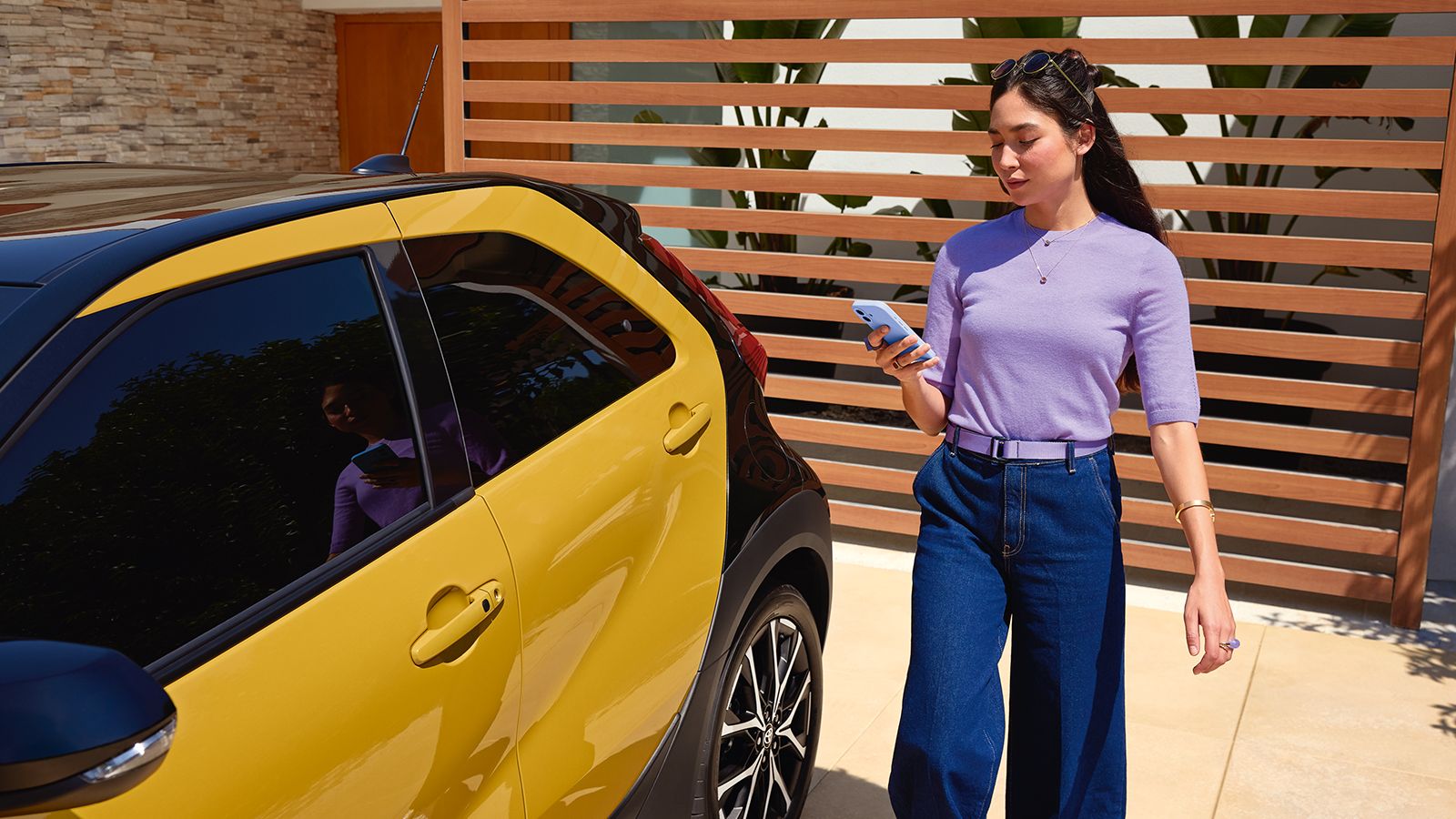 Kobieta idąca w stronę swojej Toyoty Aygo X