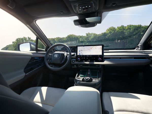 Een persoon bedient de MyToyota App