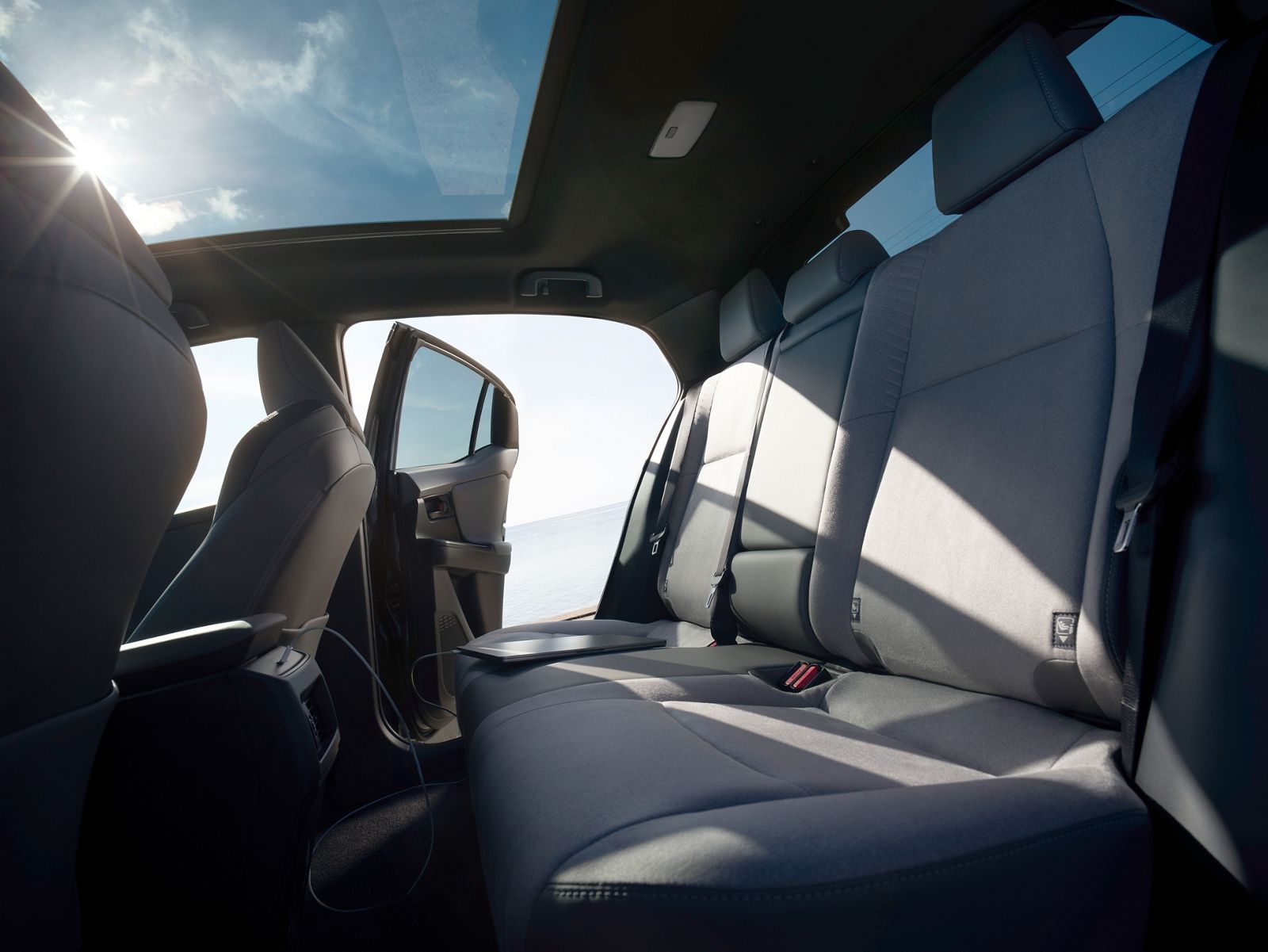 Interior al Toyota C-HR+ in partea din spate, aratand banchetele