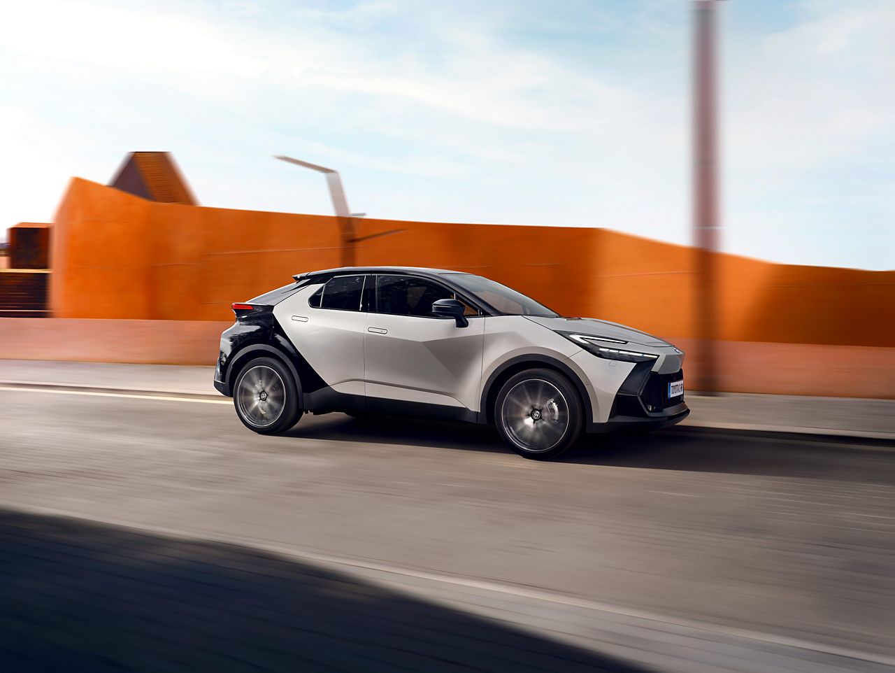 https://scene7.toyota.eu/is/image/toyotaeurope/TOY_C-HR_2023_LAUNCH_HUB_CON_IMG_BANK_02-v6?wid=1280&fit=fit,1&ts=1697141500391&resMode=sharp2&op_usm=1.75,0.3,2,0