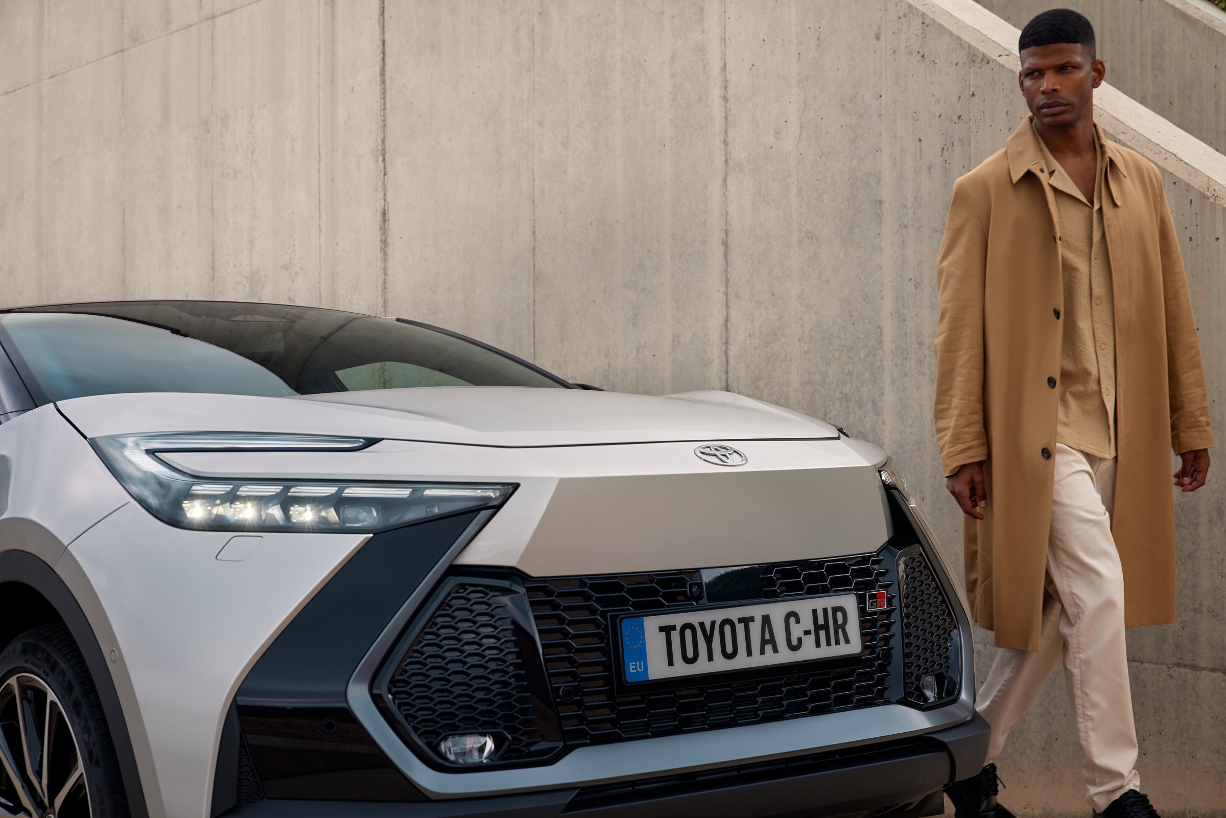 Toyota C-HR úton, dinamikus vezetési környezetben