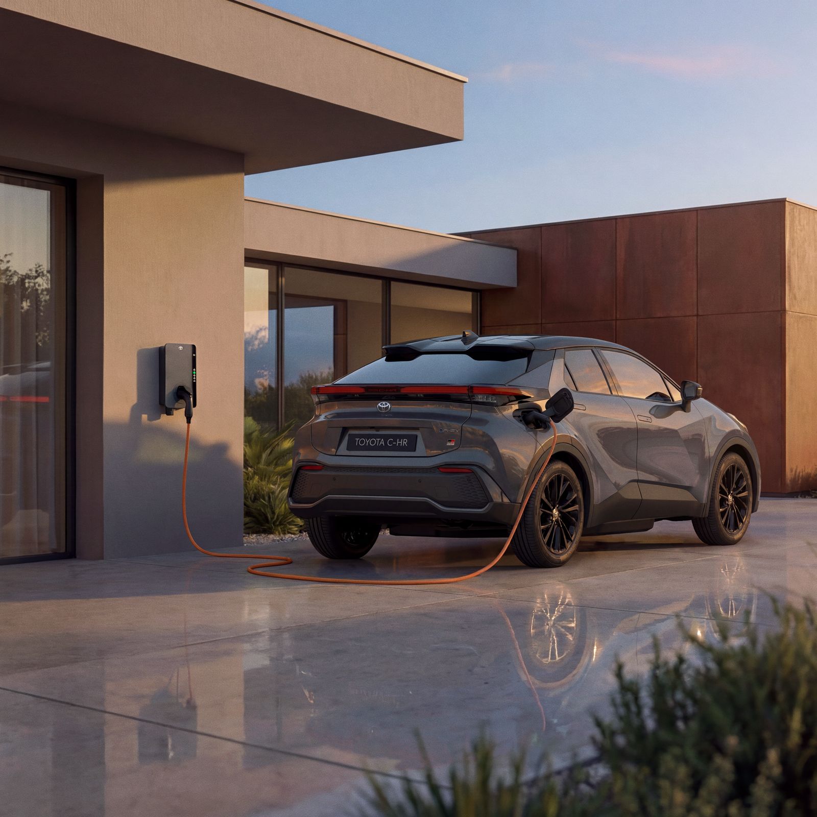Toyota C-HR Plug-in a carregar numa wallbox