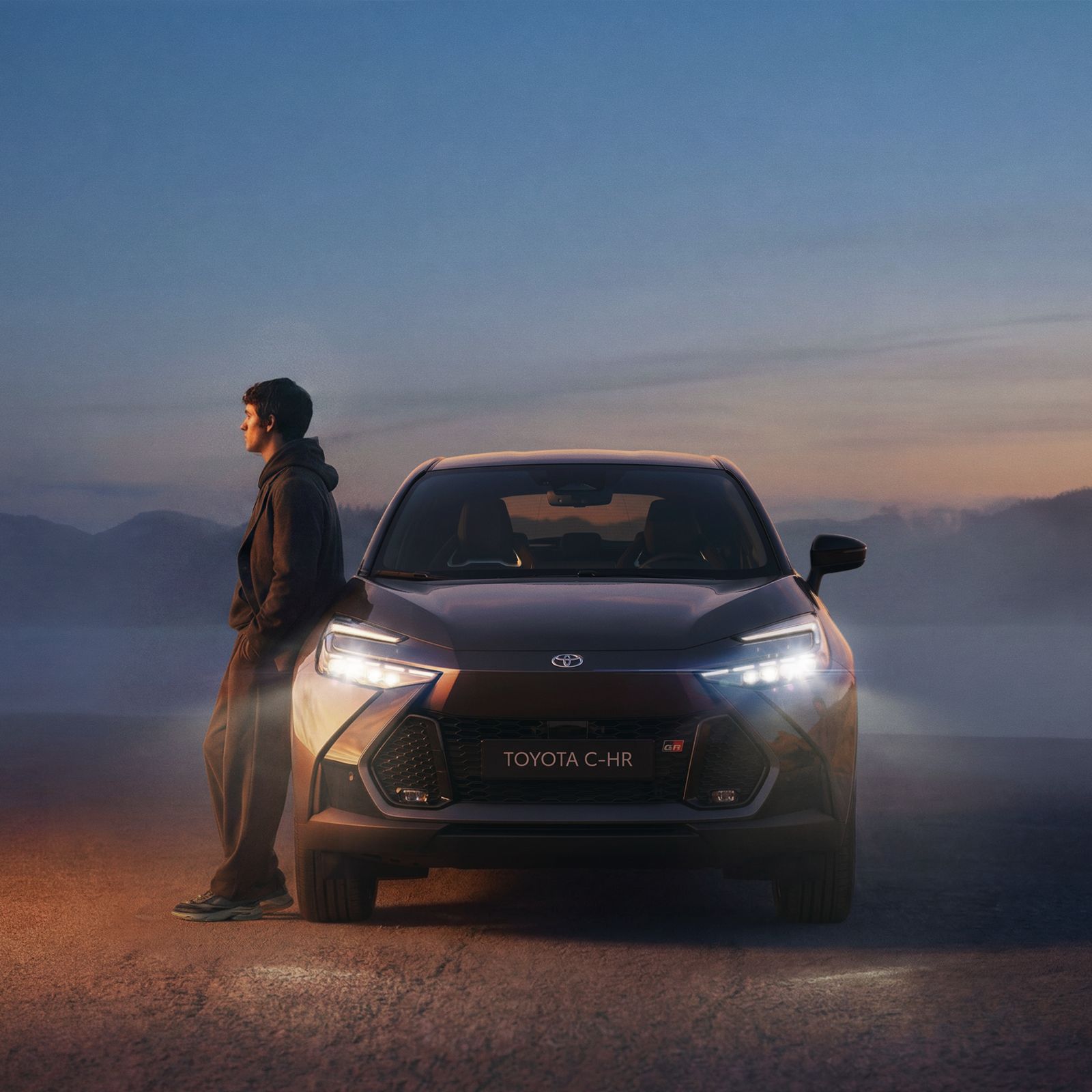 Mulher sentada na frente de um Toyota C-HR