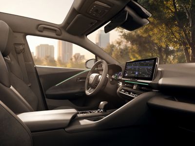 Innenraum des Toyota C-HR mit digitalem Cockpit, großem Touchscreen und Panoramadach.