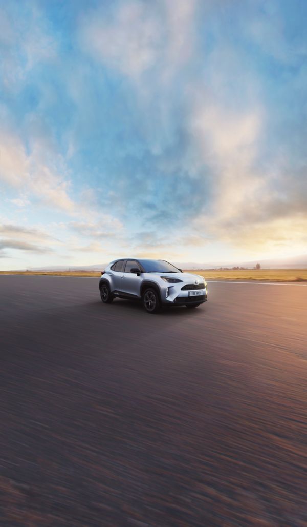 Toyota Yaris Cross Kleinwagen auf der Straße
