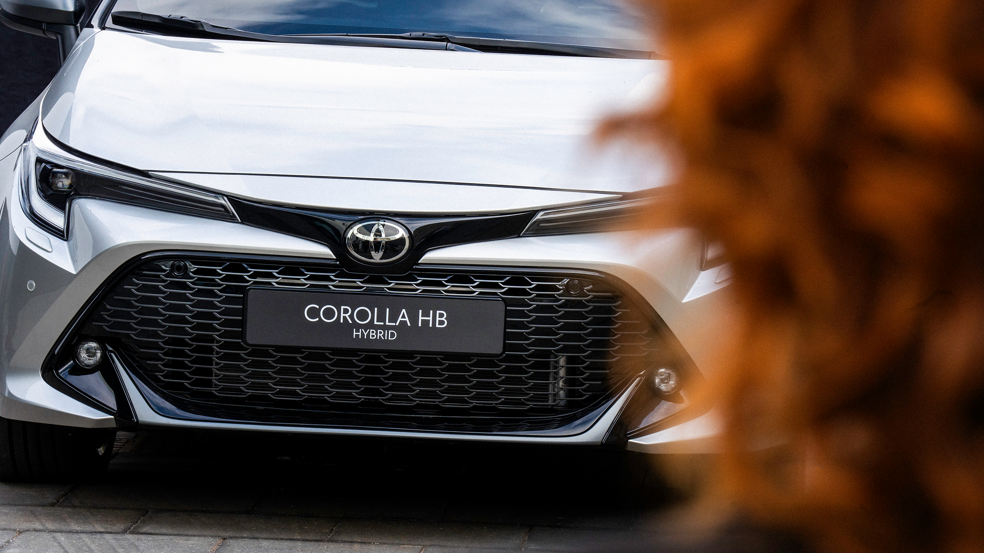 The headlights of the Toyota Corolla 