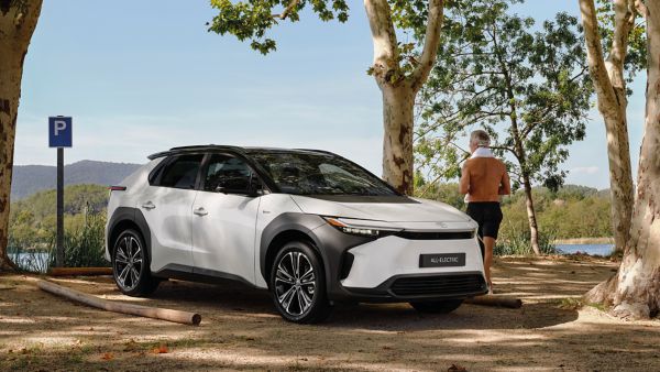 Familie belädt einen Toyota RAV4