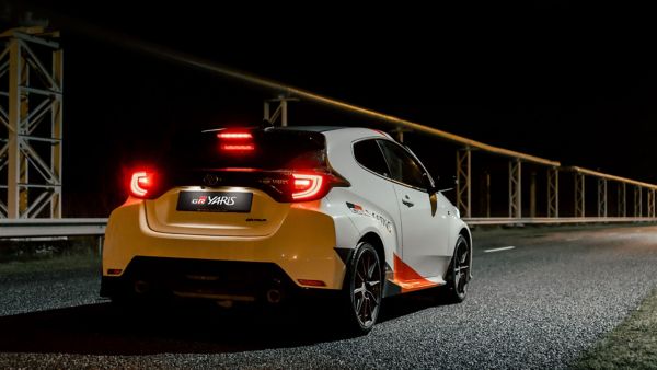 Schijnende achterlampen van de GR Yaris