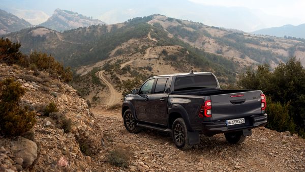 Toyota Hilux fährt einen steinigen Berg herunter auf felsigem Untergrund