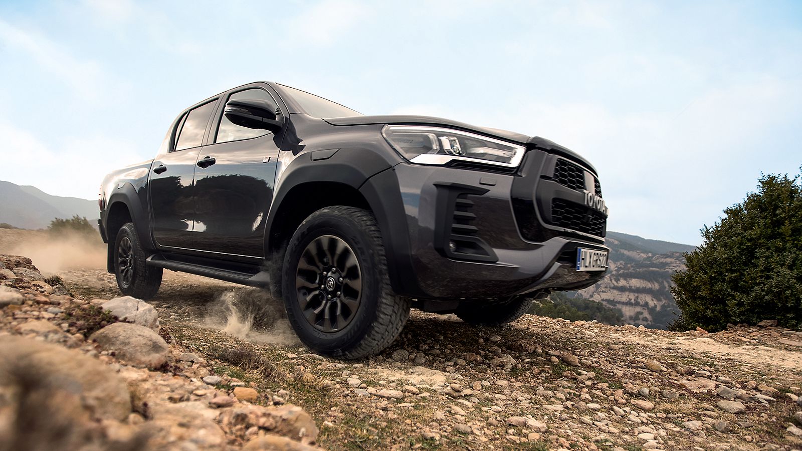 Toyota Hilux auf einer staubigen Schotterstraße