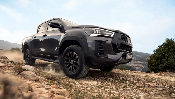 Toyota Hilux auf einer staubigen Schotterstraße