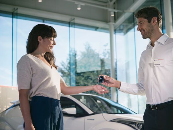 Размяна на ключове за клиент и служител на Toyota