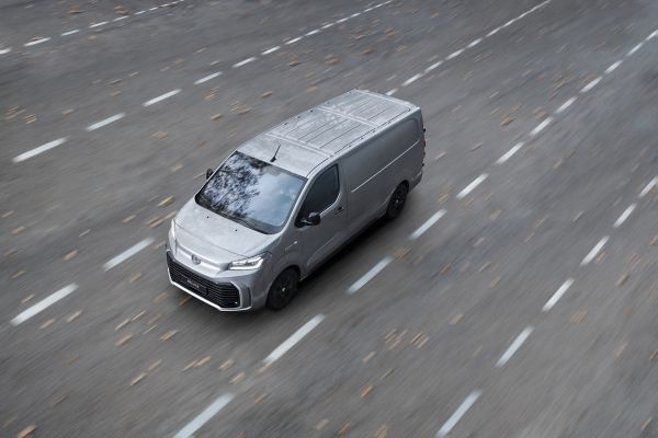 Ein grauer Proace Verso fährt auf einer fünf-spurigen Autobahn