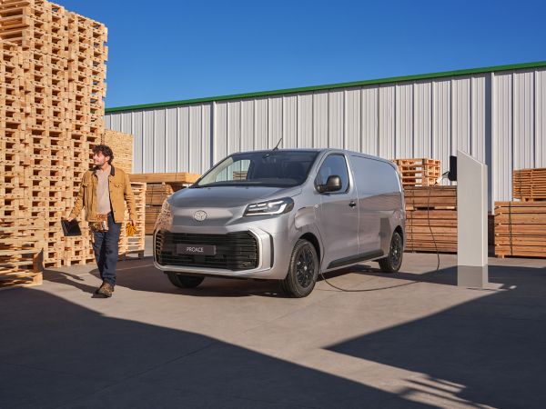 TOY_LCV_PROFESSIONAL_2024_HUB_ATT_KV_Proace_EV-1-1