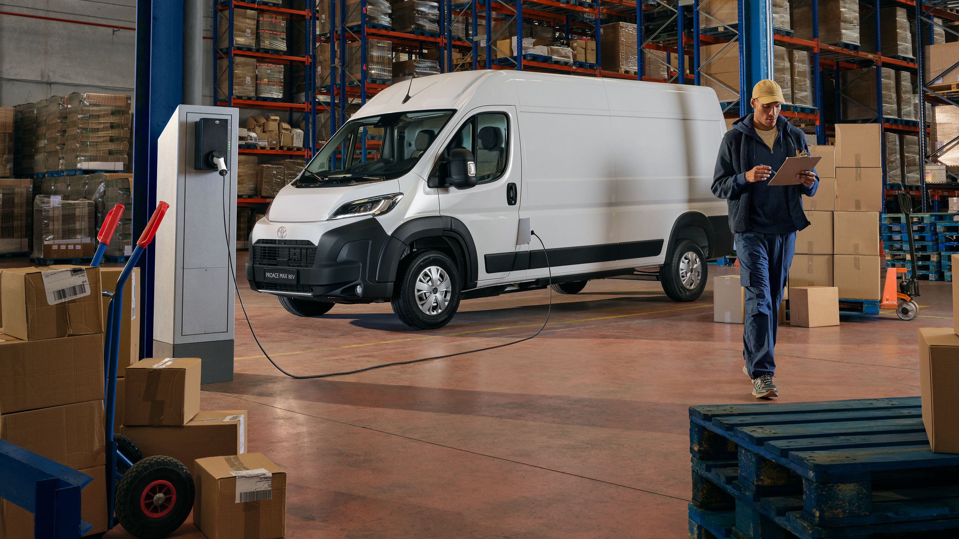 Un Proace Max Electric en cours de recharge