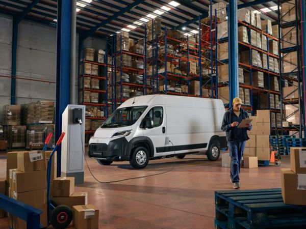 Een Proace Max Electric wordt opgeladen