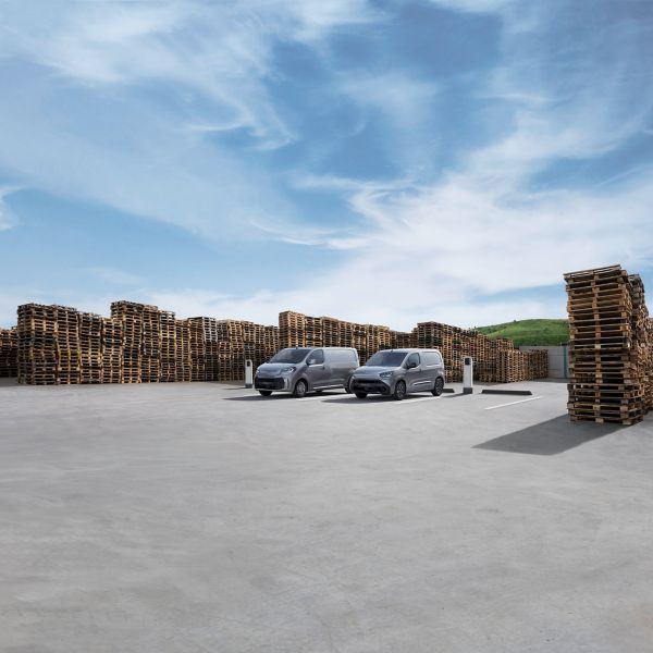 TOY_LCV_PROFESSIONAL_2024_HUB_ATT_KV_Range_Proace_EV_2-car-1