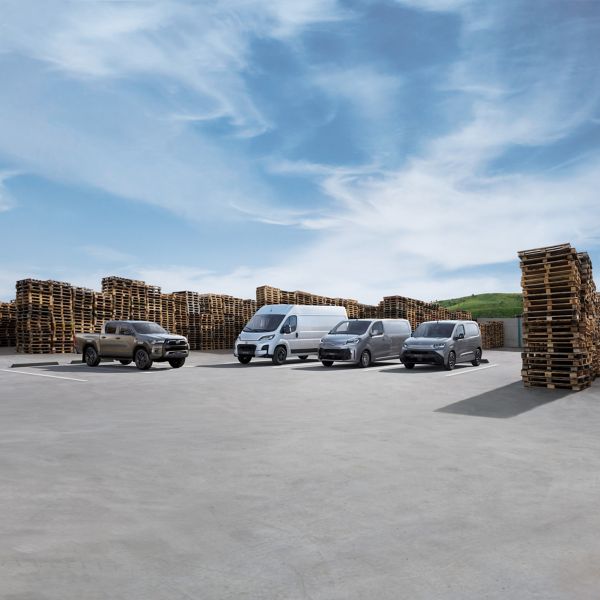 Паркиран небесносин автомобил Aygo X 