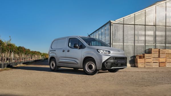 Sera önünde Toyota Proace City Cargo yan görünümü