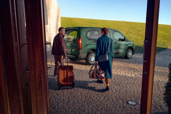Woman and man approaching Toyota Proace City Verso