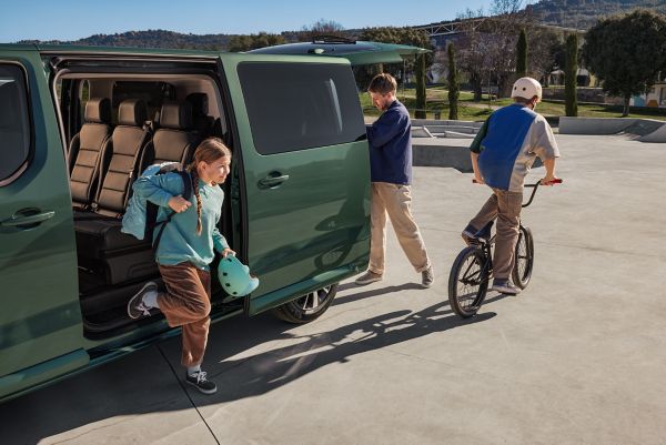 Toyota ProAce Verso Innenansicht, im Hintergrund eine Familie