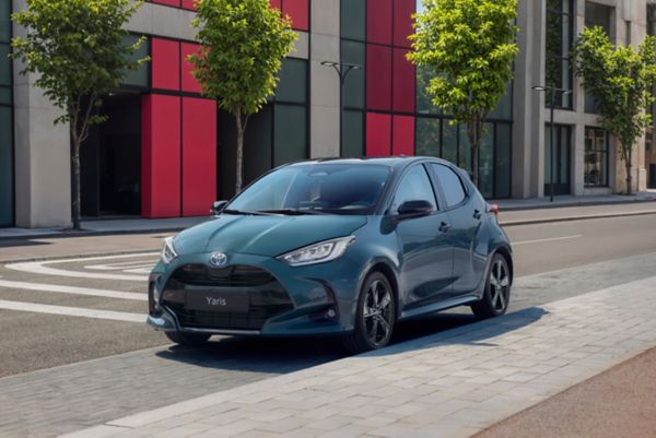 Toyota Yaris in een stad langs de weg geparkeerd