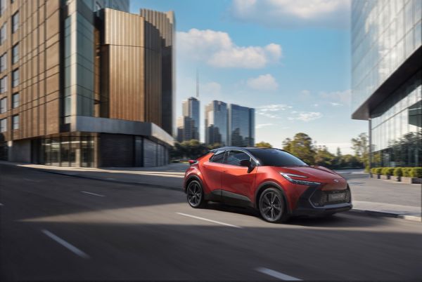 Ein Yaris Hybrid, C-HR und bZ4X stehen nebeneinander auf einem pinken Basketballboden.